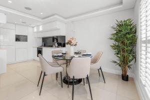 Stylish Hyde Park Two-Bedroom Escape