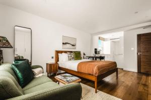 Bright Hyde Park Studio