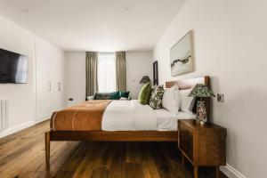 Bright Hyde Park Studio