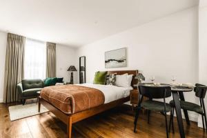 Bright Hyde Park Studio