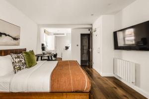 Bright Hyde Park Studio