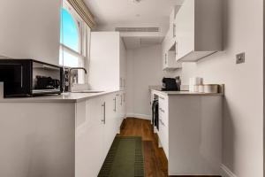 Bright Hyde Park Studio