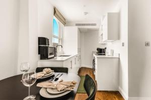 Bright Hyde Park Studio