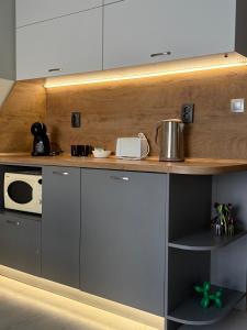 Cozy studio near the park with huge verandah.