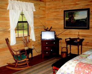 Cozy Cabin Rental with Breakfast Included near Beaumont, Texas