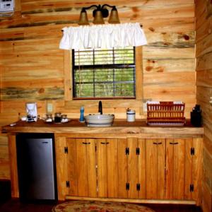 Cozy Cabin Rental with Breakfast Included near Beaumont, Texas