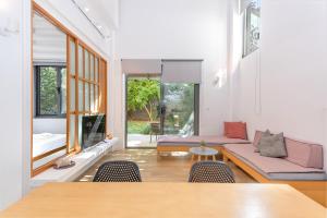 Central cozy garden flat