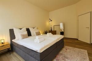 YFB-170m2 Apartment für bis zu 15, modern, 1min zu UBahn, Ruhige Lage, Parkplätze, WIFI, Netflix, Kindergerecht