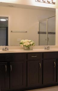 Modern Disney-Themed Home - Private Pool - PS5 Loft - 15 min from Disney