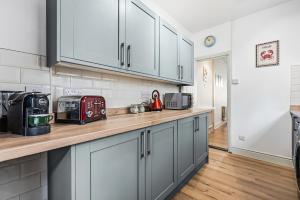 3-Bedroom Cosy, Spacious, Stunning House, Southsea, Pet-Friendly, Sleeps 6, Parking Available - LONG TERM STAY WINTER SPECIAL OFFER AVAILABLE! by Blue Puffin Stays