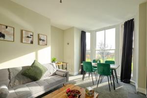 York Place Suites F2