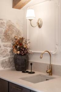 Silent Stone Apartment II