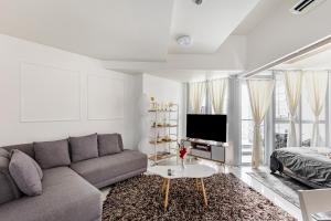 BGC Premium 1BR with Balcony fast 600 mbps Fibre