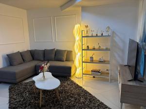 BGC Premium 1BR with Balcony fast 600 mbps Fibre