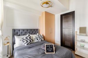 BGC Premium 1BR with Balcony fast 600 mbps Fibre