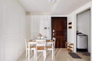 BGC Premium 1BR with Balcony fast 600 mbps Fibre