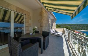 Amazing Apartment In Selca With Wifi