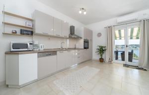 Amazing Apartment In Selca With Wifi