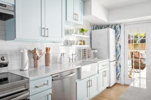 Downtown 10 min, 90 degree F Pool & Spa, Linked 2 homes, Gated Parking