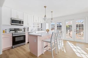 Downtown 10 min, 90 degree F Pool & Spa, Linked 2 homes, Gated Parking