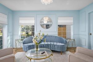 Downtown 10 min, 90 degree F Pool & Spa, Linked 2 homes, Gated Parking