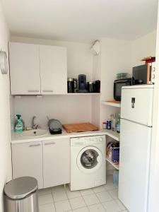 Résidence privée avec balcon, piscine et place de parking