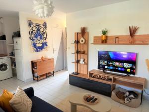 Résidence privée avec balcon, piscine et place de parking