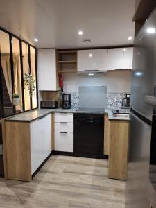 Spacieux Mobilhome Petit coin de paradis Camping MAR ESTANG 4 Étoiles et pied dans la mer