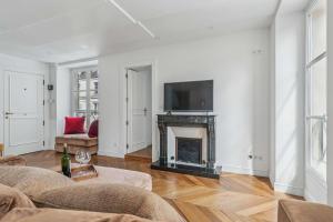 Boulevard Saint-Germain & Orsay Museum - 1BR - Paris Vacation Rentals
