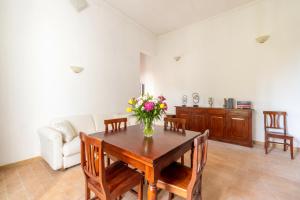 Piramide Maison-Rustic Elegance in Rome