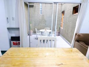 Amplio departamento en pleno centro con cochera privada