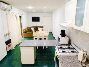 Amplio departamento en pleno centro con cochera privada