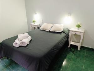 Amplio departamento en pleno centro con cochera privada