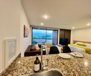 Apartasuite cercana al aeropuerto internacional MED