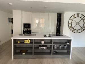 Modern Ipswich Waterfront Apartment Free Parking - Long Term Stays Available