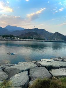 Al Dana Palma Villa - Luxury 4-bedroom villa with Heated Pool & Mountain Sea View