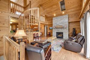 Pocono 6BR - Game Room, Hot Tub, Lake and Beach Access