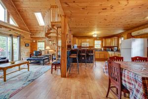 Pocono 6BR - Game Room, Hot Tub, Lake and Beach Access