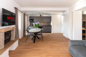 DN ART ROYALE - APT D first floor with lake view terrace and hot tub - APT N ground floor with internal whirpool