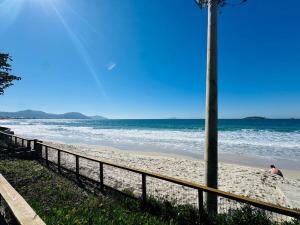 Apartamento pé na areia com vista para o mar