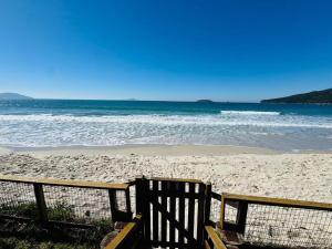 Apartamento pé na areia com vista para o mar