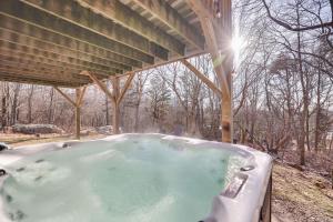 Pocono 6BR - Game Room, Hot Tub, Lake and Beach Access