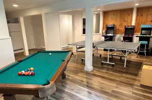 Pocono 6BR - Game Room, Hot Tub, Lake and Beach Access