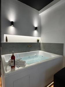 Botanica Noir Jacuzzi Valaoritou