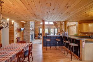 Pocono 6BR - Game Room, Hot Tub, Lake and Beach Access