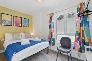 Great for groups, 8 bedroom 4 bathroom 4x parking by StayByNumbers