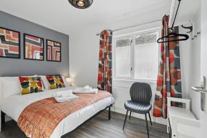 Great for groups, 8 bedroom 4 bathroom 4x parking by StayByNumbers