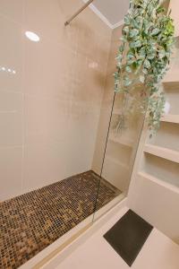 Golden Glow Studio - Elegant Retreat in Bucharest