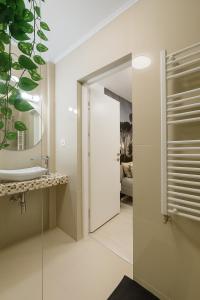 Golden Glow Studio - Elegant Retreat in Bucharest