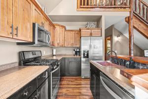 4 bedroom Cabin In Black Hills with Hot tub and Heated Pool